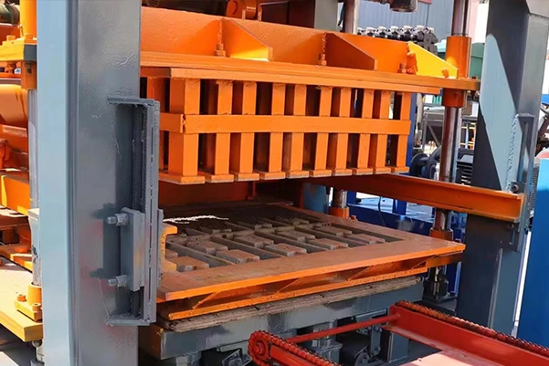 Upper pressing head and hollow block mould set for QT10-15 brick making machine
