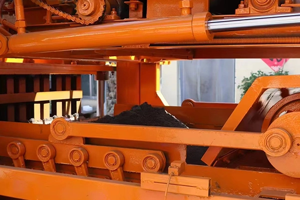 Material feeding trolley and horizontal hydraulic cylinder of QT10-15 block forming machine