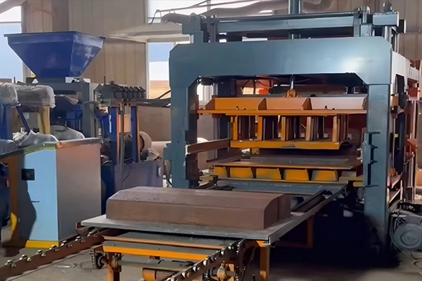 QT10-15 hydraulic block machine workshop view with pallet conveying system