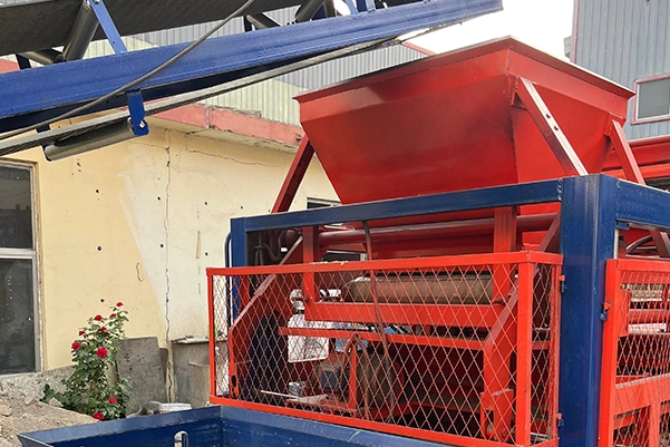 Raw material hopper and feeding frame of QT12-15 automatic paver block machine