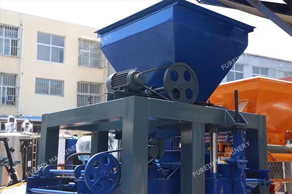 Raw material feeding hopper of QT4-26 block making machine
