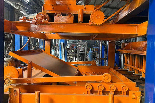 Material feeding and distributing mechanism of QT5-15 concrete block making machine