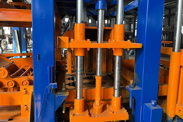 Main hydraulic cylinder and vertical guide column of QT5-15 automatic block making machine