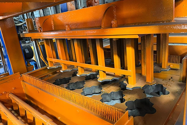 Interlocking paver block mould and pressing head of QT5-15 concrete block machine
