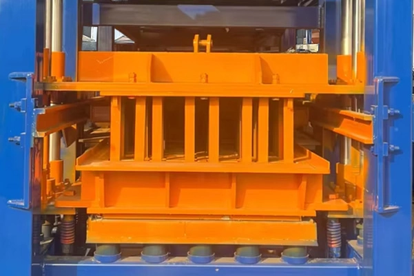 Hollow block mould and pressing head for QT6-16 automatic block making machine