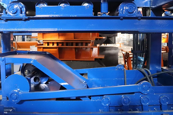 QT6-16 Block Machine Raw Material Distributor Conveyor