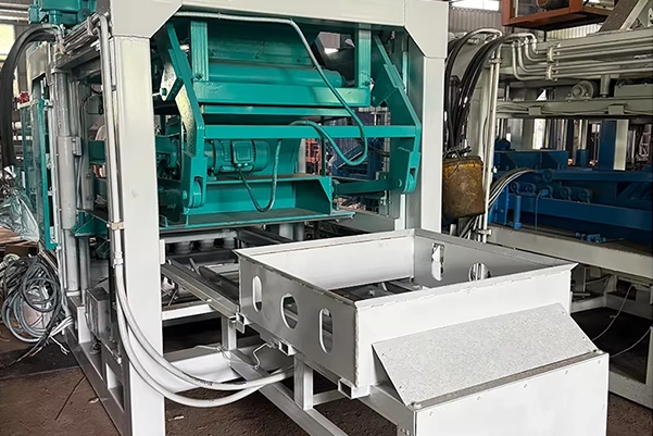 Material feeding bin and upper mechanism of QT8-15 fully automatic block making equipment