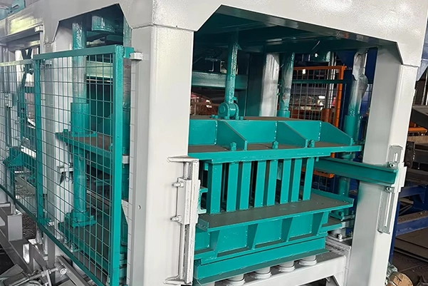 Hollow block mould and pressing frame of QT8-15 automatic brick making machine