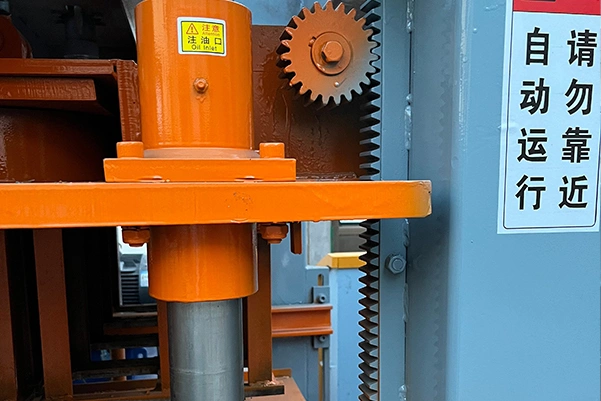 Hydraulic cylinder and rack pinion transmission part of QT8-15 automatic concrete block making machine