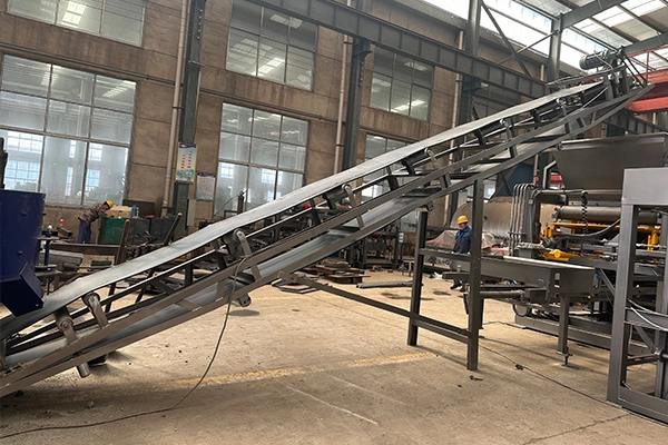 Belt feeding conveyor for concrete block making production line