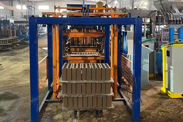 QT4-25 block machine output finished bricks with pallet stacker working