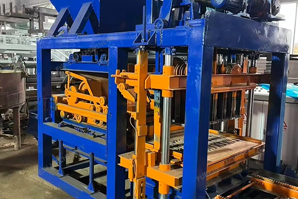 QT4-25 semi automatic concrete block making machine