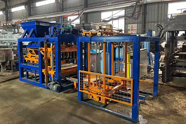 QT4-25 block machine with low-position pallet stacking system