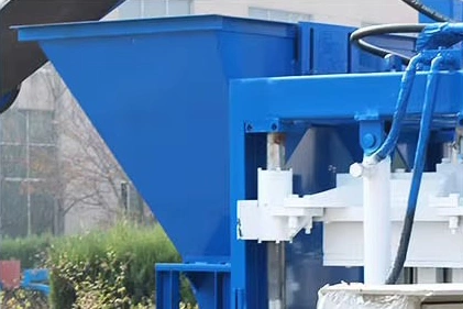 Material feeding hopper of QT3-20 hydraulic color paver block making machine